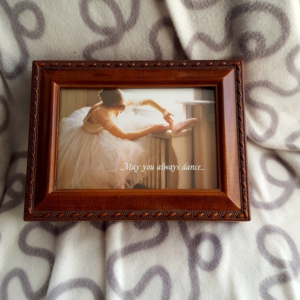 Musical jewellery box